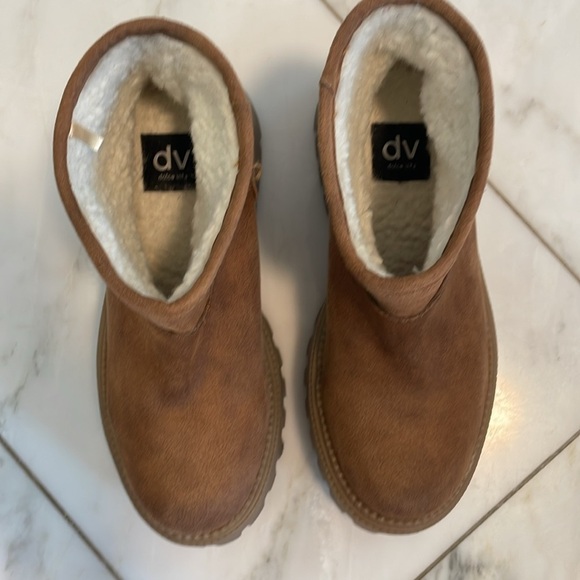 NWOT Dolce Vita, women’s 6.5, tan faux fur platform lug sole ankle booties - Picture 3 of 10